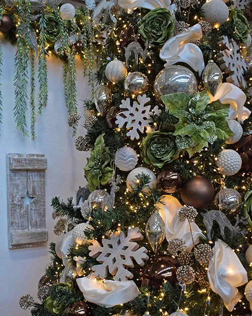 decorate a christmas tree to look full using artificial flowers - champagne luxe theme