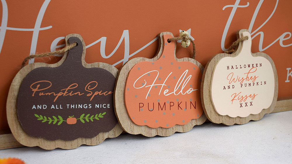 autumn decorating idea pumpkin shaped plaques with saying