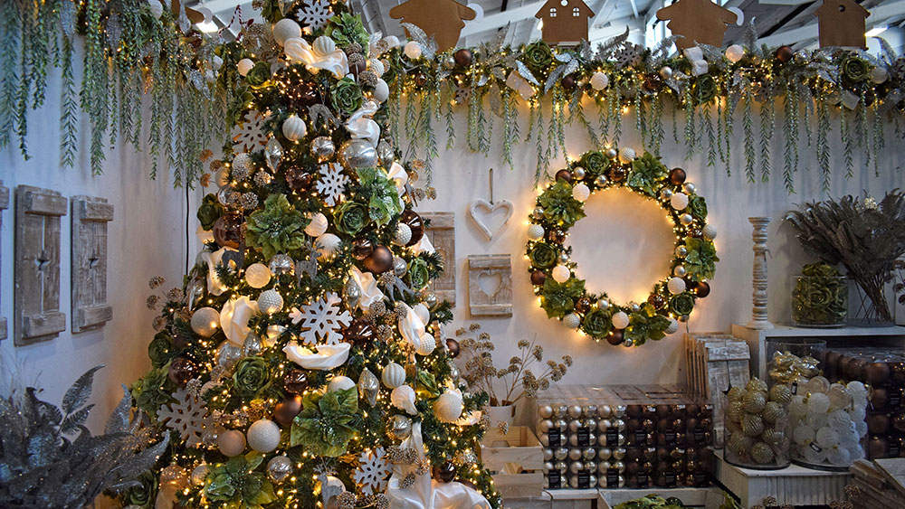champagne christmas theme with tree full of luxurious christmas decorations and wreath