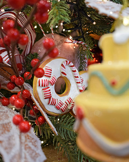 doughnut and cake hanging tree decoration with red berries